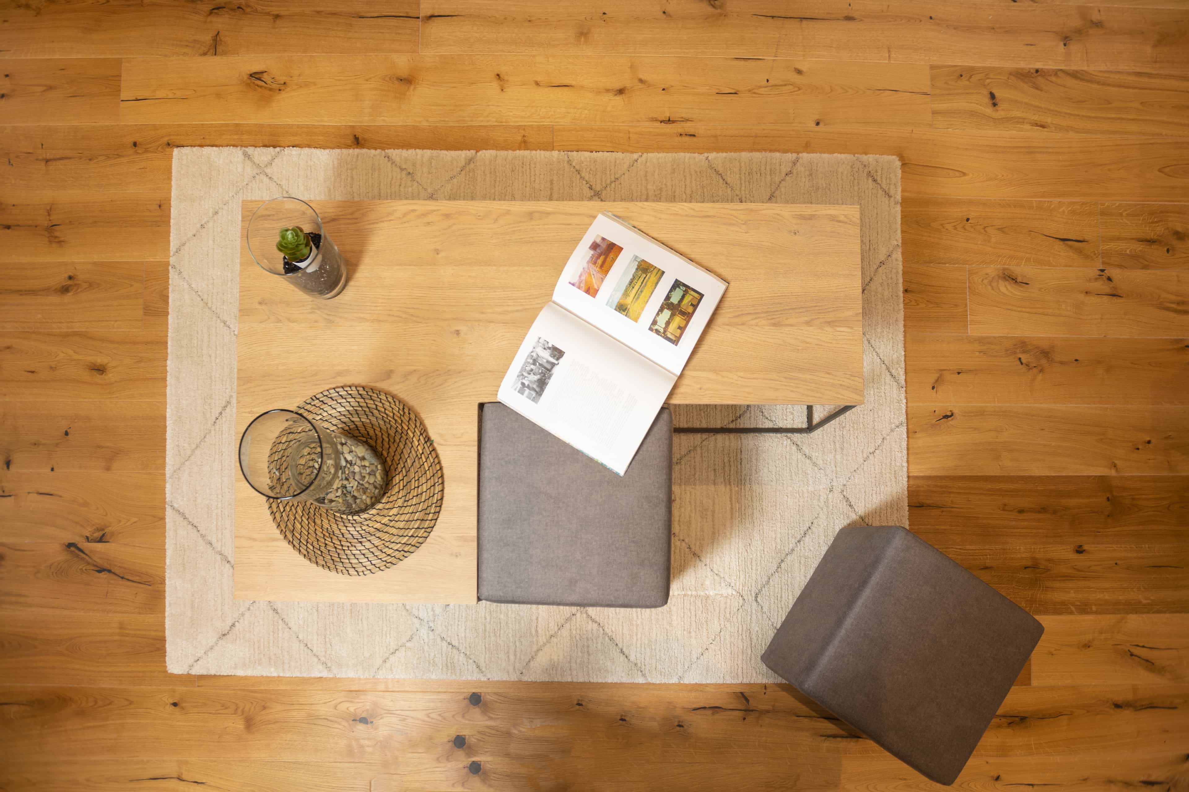 Ein Couchtisch in einem Apartment bei La Maison Suisse Döttingen