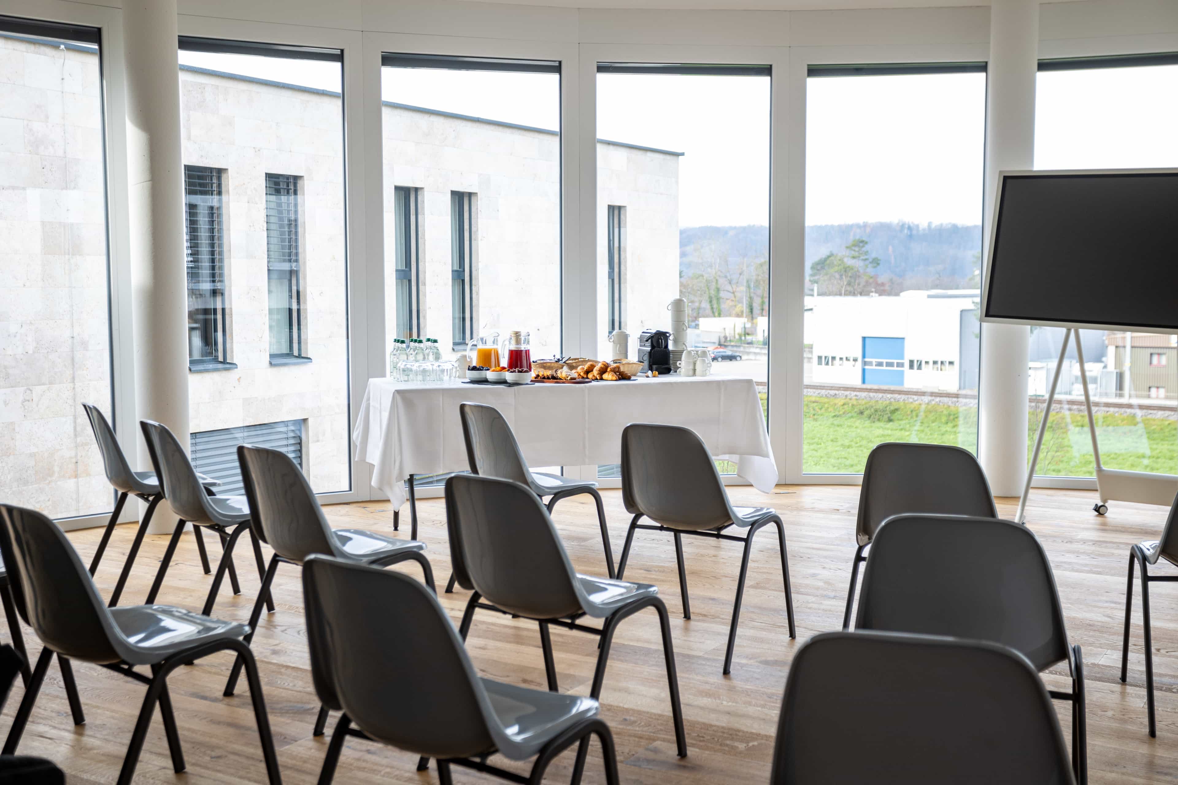 Entspannen Sie sich in der Lounge von La Maison Suisse Döttingen